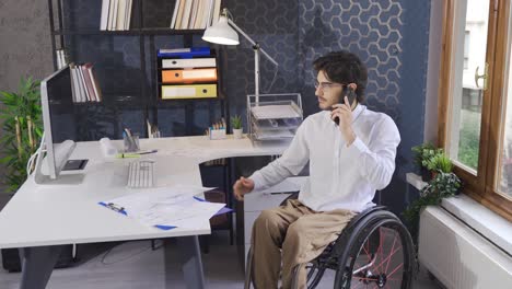 Behinderter-Büroangestellter-Im-Rollstuhl.